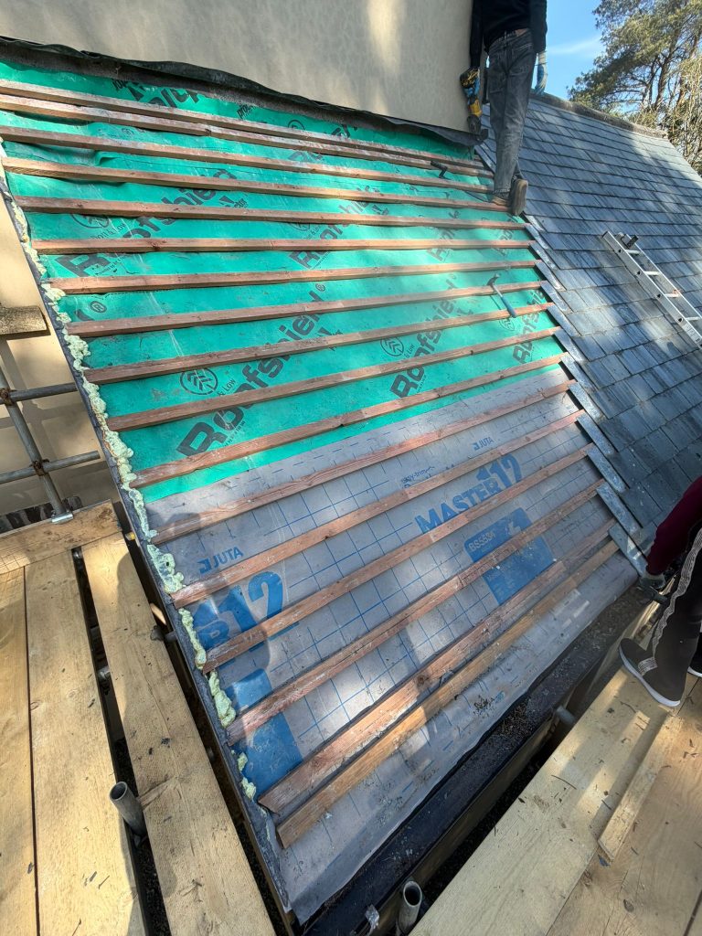 Adding a breathable Tyvek Supro membrane to a new slate roof in Oakhill